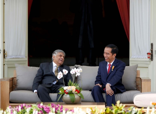 Keakraban Jokowi dan PM Sri Lanka saat berbincang di teras Istana