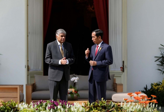 Keakraban Jokowi dan PM Sri Lanka saat berbincang di teras Istana