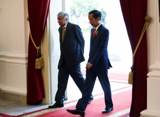 Keakraban Jokowi dan PM Sri Lanka saat berbincang di teras Istana