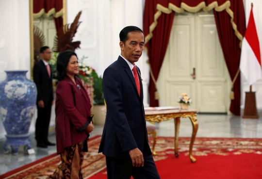 Keakraban Jokowi dan PM Sri Lanka saat berbincang di teras Istana