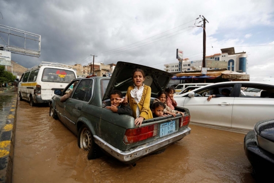 Parahnya banjir di Yaman sulap jalan raya jadi sungai