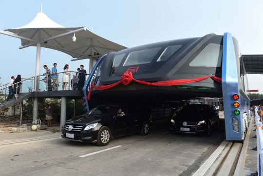 Canggihnya TEB, bus futuristik antimacet buatan China