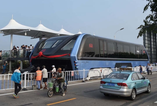 Canggihnya TEB, bus futuristik antimacet buatan China