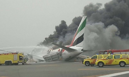 Penampakan pesawat Emirates terbakar usai gagal mendarat di Dubai