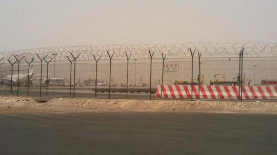 Penampakan pesawat Emirates terbakar usai gagal mendarat di Dubai