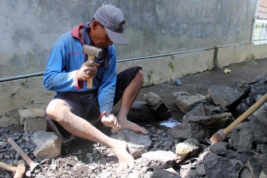 Menengok pembuatan cobek khas Gunung Arjuno