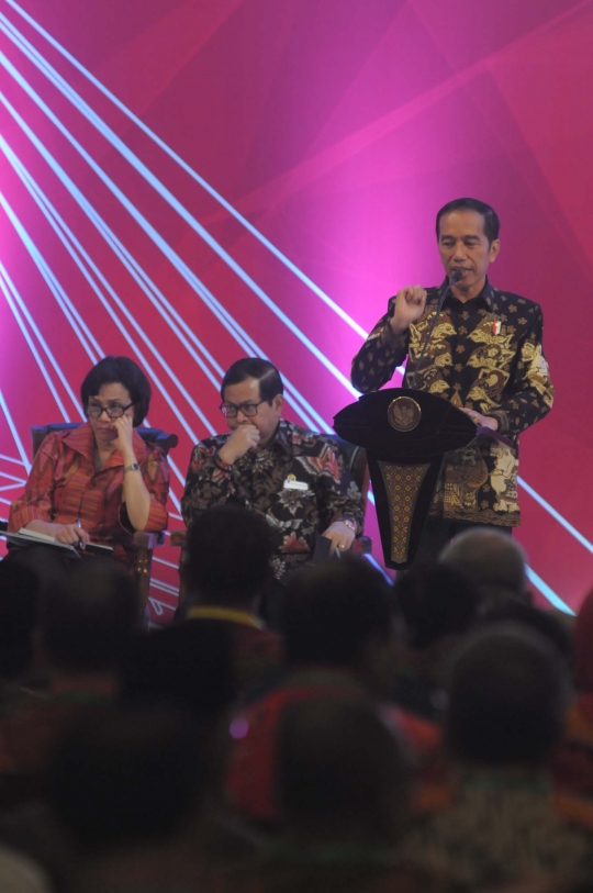 Diapit sejumlah menteri, Jokowi pimpin Rakornas TPID