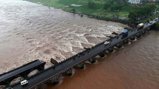 Jembatan di India runtuh tersapu banjir, dua bus hanyut