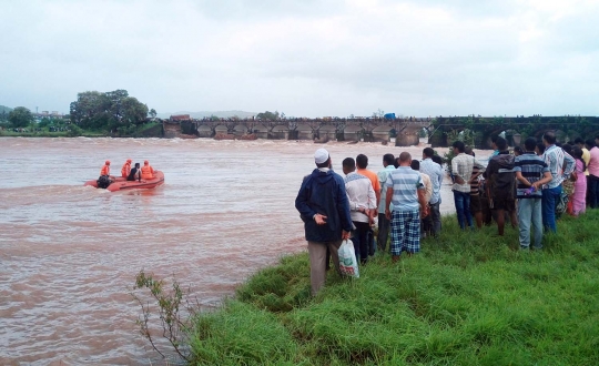 Jembatan di India runtuh tersapu banjir, dua bus hanyut