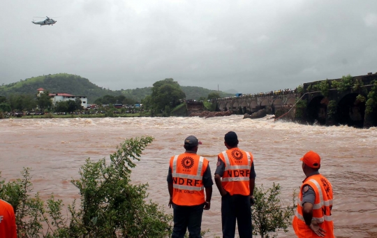 Jembatan di India runtuh tersapu banjir, dua bus hanyut