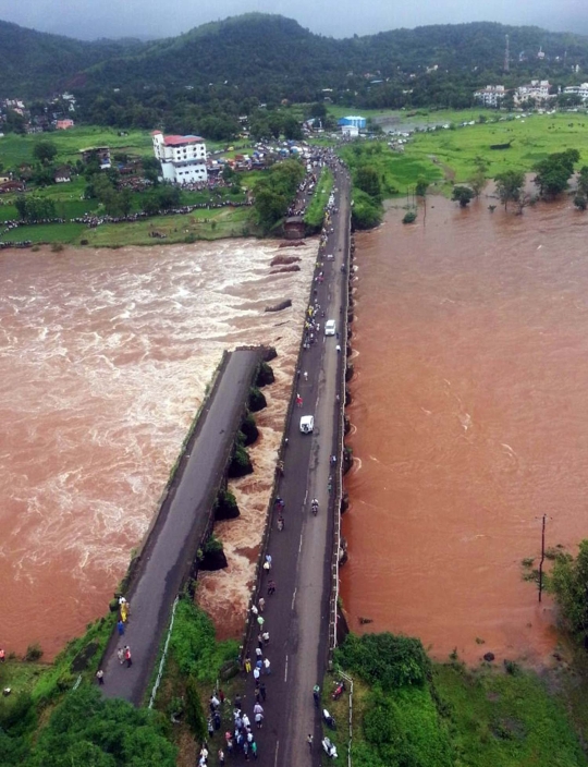 Jembatan di India runtuh tersapu banjir, dua bus hanyut