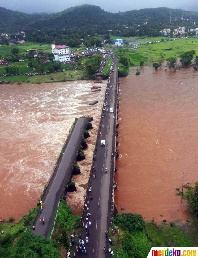 Foto : Jembatan di India runtuh tersapu banjir, dua bus 