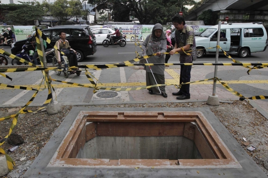 Kaum difabel jajal trotoar baru Tanah Abang