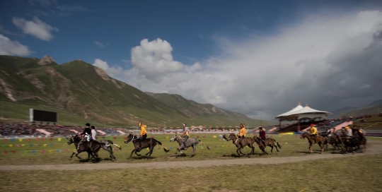 Menyaksikan balapan kuda di dataran tinggi Himalaya