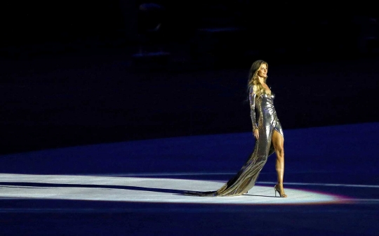 Model seksi Gisele Bundchen jadi sorotan di pembukaan Olimpiade 2016