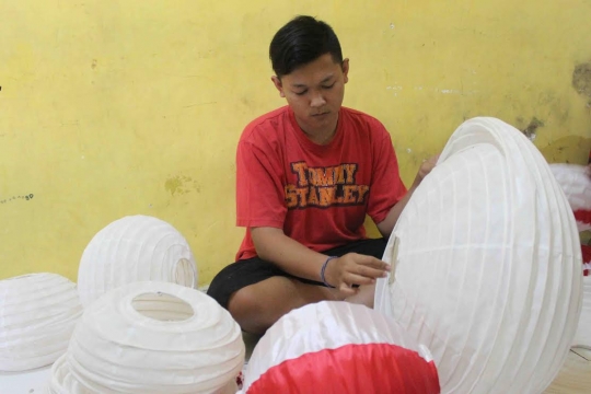 Melihat produksi lampion merah putih yang siap meriahkan HUT RI