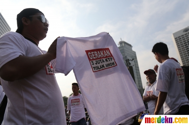 Foto : Kaus 'Gerakan 3 Juta KTP Tolak Ahok' laku keras di 