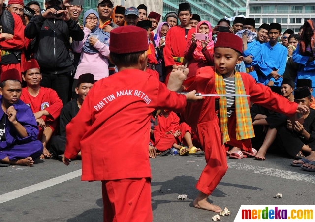 Foto Aksi pendekar cilik unjuk kebolehan silat Betawi 