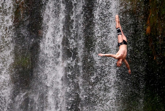 Menantang nyali lompat dari tebing air terjun setinggi puluhan meter
