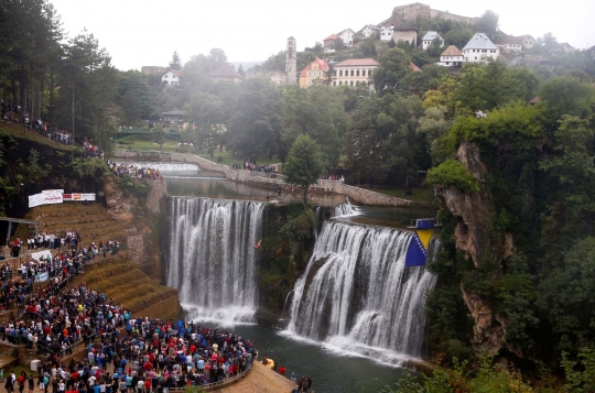 Menantang nyali lompat dari tebing air terjun setinggi puluhan meter
