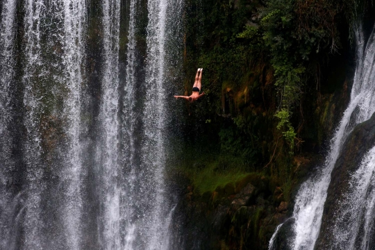 Menantang nyali lompat dari tebing air terjun setinggi puluhan meter