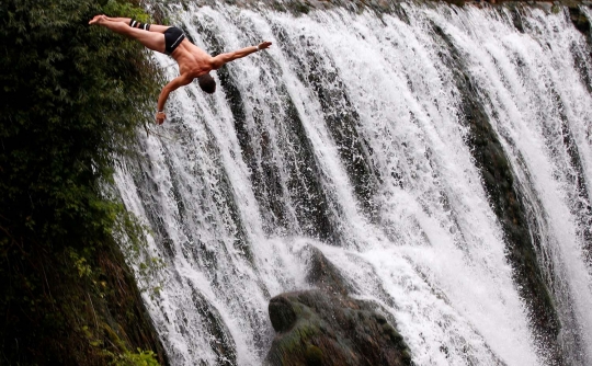 Menantang nyali lompat dari tebing air terjun setinggi puluhan meter