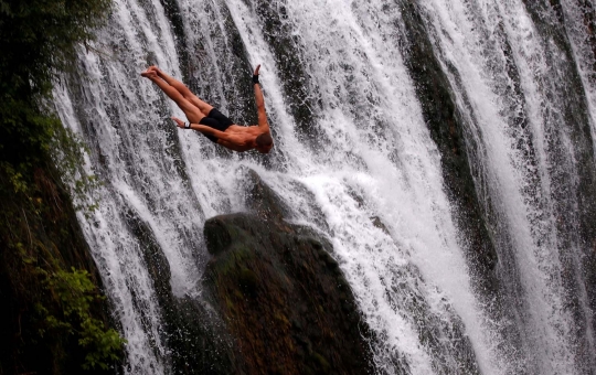 Menantang nyali lompat dari tebing air terjun setinggi puluhan meter
