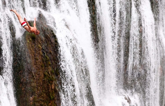 Menantang nyali lompat dari tebing air terjun setinggi puluhan meter