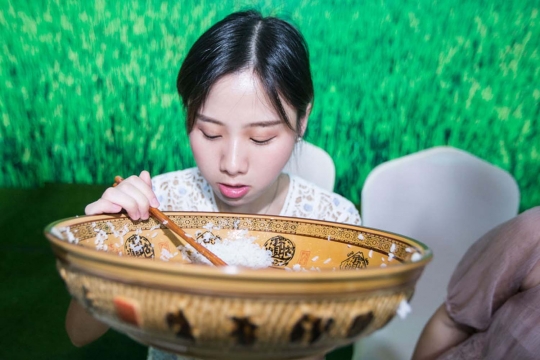 Melihat lahapnya si cantik Mi Zijun santap 4 kg nasi sekaligus