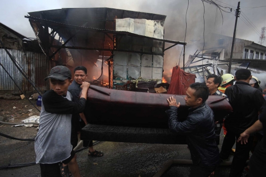 Kebakaran hebat lahap pemukiman padat di Pondok Bambu