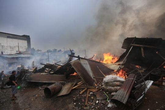 Kebakaran hebat lahap pemukiman padat di Pondok Bambu