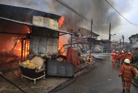 Kebakaran hebat lahap pemukiman padat di Pondok Bambu