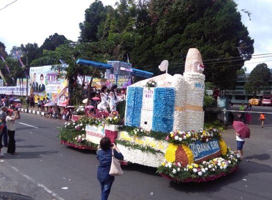 Parade kendaraan hias meriahkan TIFF 2016