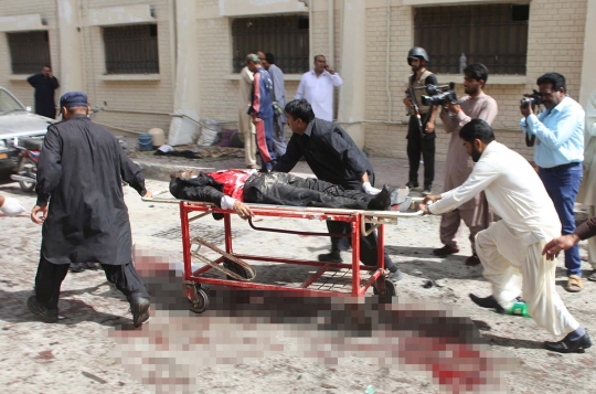 Mencekamnya serangan bom di rumah sakit Pakistan, 42 tewas