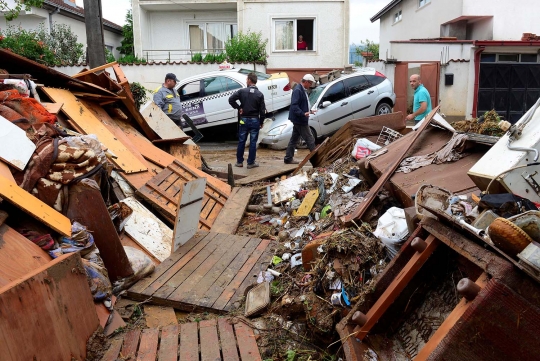 Porak-poranda Makedonia diterjang banjir bandang