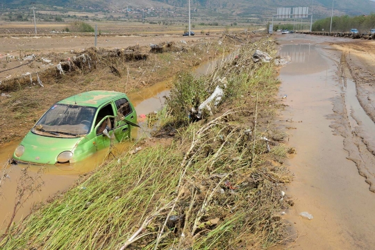 Porak-poranda Makedonia diterjang banjir bandang