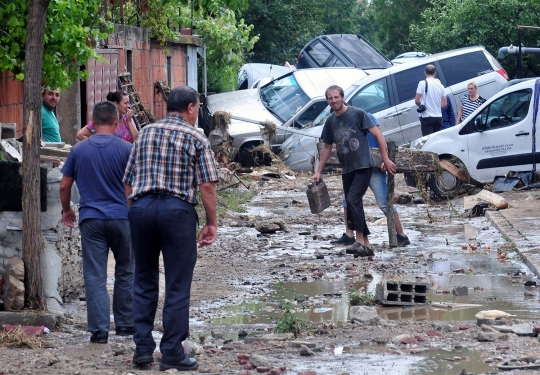 Porak-poranda Makedonia diterjang banjir bandang