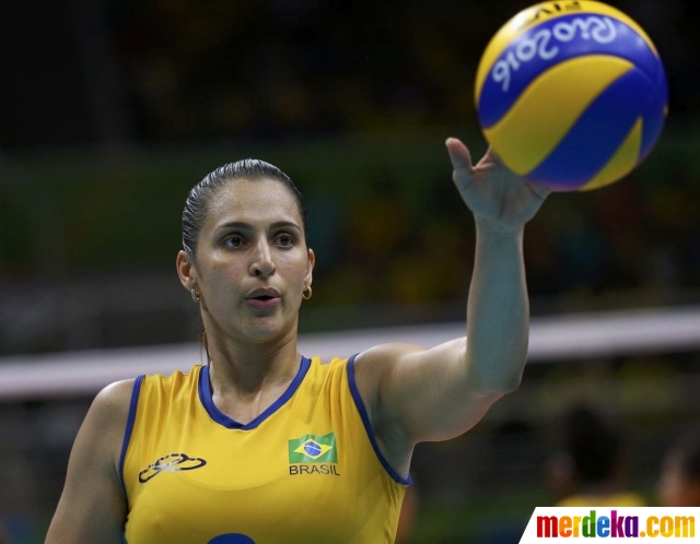 Foto : Aksi energik pemain voli cantik Brasil di Olimpiade 