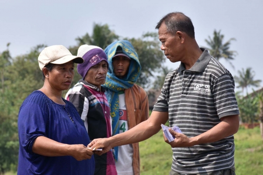 Aksi mulia Bripka Seladi bagikan uang dari Ketua DPR ke pemulung