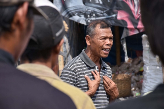 Aksi mulia Bripka Seladi bagikan uang dari Ketua DPR ke pemulung
