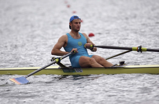 Momen lucu perahu atlet dayung Kazakhstan terbalik di Olimpiade 2016