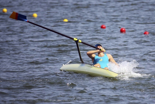 Momen lucu perahu atlet dayung Kazakhstan terbalik di Olimpiade 2016