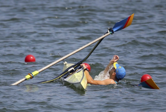 Momen lucu perahu atlet dayung Kazakhstan terbalik di Olimpiade 2016