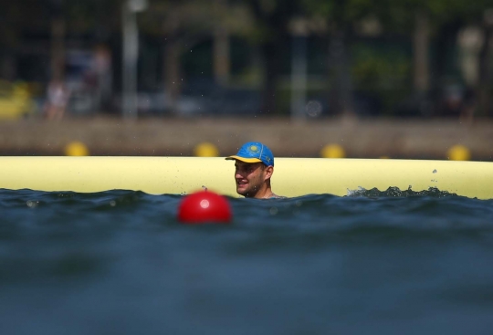 Momen lucu perahu atlet dayung Kazakhstan terbalik di Olimpiade 2016