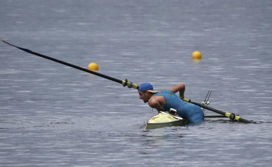 Momen lucu perahu atlet dayung Kazakhstan terbalik di Olimpiade 2016