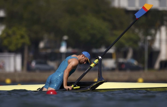 Momen lucu perahu atlet dayung Kazakhstan terbalik di Olimpiade 2016