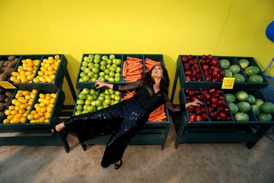 Pose panas Salma Hayek di atas buah dan sayuran