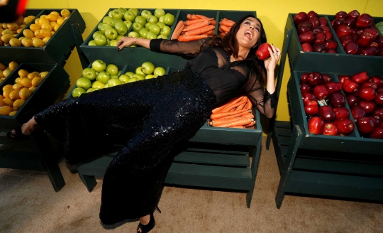 Pose panas Salma Hayek di atas buah dan sayuran