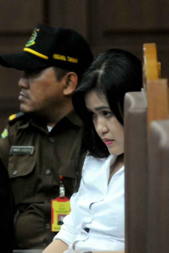 Ekspresi murung Jessica saat lihat CCTV diputar di persidangan