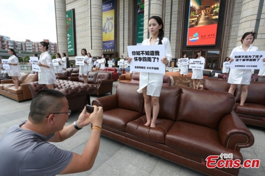 Pakai piama, para istri di China protes suami stop kerja lembur